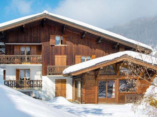 une maison en bois avec de la neige sur le toit dans l'établissement Apartment Le Tetras-2 by Interhome, à Morzine
