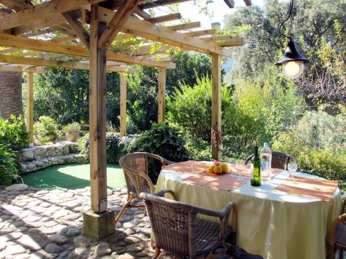 Κήπος έξω από το Holiday Home Svyntha by Interhome