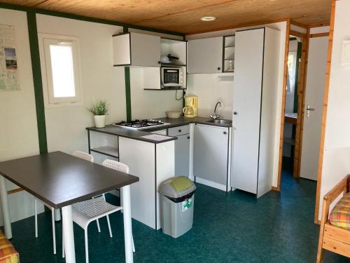 Virtuvė arba virtuvėlė apgyvendinimo įstaigoje Le Balcon Des Raspes