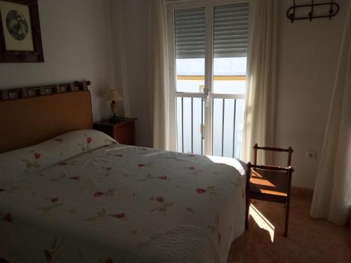 コニル・デ・ラ・フロンテーラにあるApartamento La Atalaya C-118のベッドルーム1室(ベッド1台、景色を望む窓付)