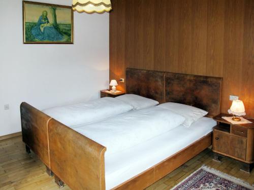 מיטה או מיטות בחדר ב-Apartment Zollerhof - OLA190 by Interhome