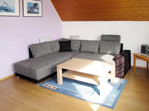 ein Wohnzimmer mit einer Couch und einem Couchtisch in der Unterkunft Apartment Hannemann-2 by Interhome in Schillig