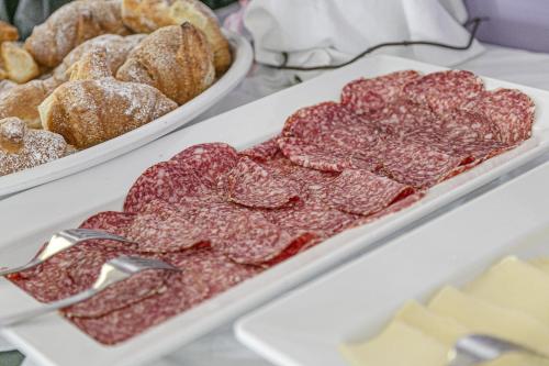 drei Tabletts mit verschiedenen Sorten Donuts und Gebäck in der Unterkunft Hotel Tropical in Bellaria-Igea Marina