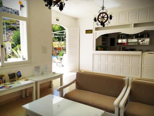 un soggiorno con 2 sedie e un tavolo di Xenios Dias a Mátala