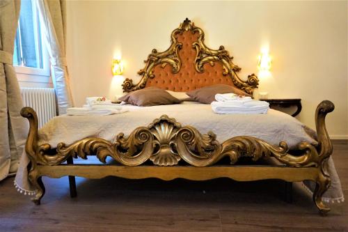 Ένα ή περισσότερα κρεβάτια σε δωμάτιο στο SARA S LUXURY HOME five minutes from Piazza San Marco