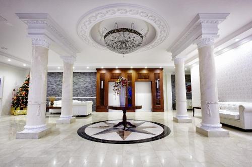 a large lobby with a chandelier in a building at Hotel Splendor in Babice Nowe