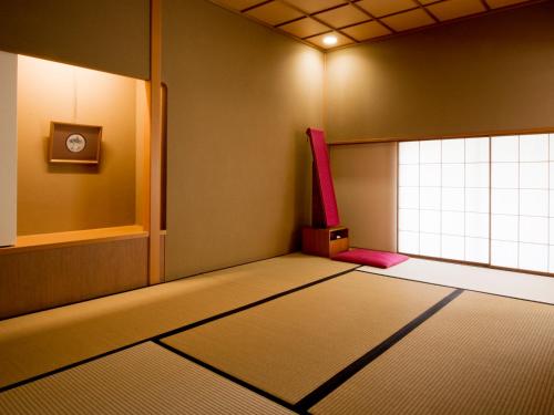 Habitación con ventana y alfombra. en Kagaya, en Nanao