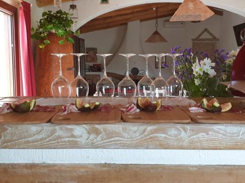 um grupo de copos de vinho sentados numa mesa em Cantina Perandria em Monti