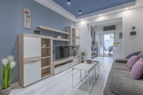 un soggiorno con divano e TV di Arena Blue Dream - modern apartment with terrace a Pola (Pula)