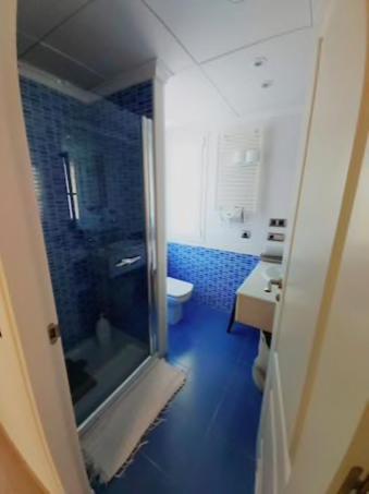 a bathroom with a shower and a sink and a toilet at Apartamento de lujo cerca de La Isla del Fraile in Águilas