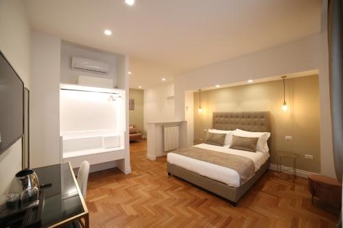 Habitación de hotel con cama y TV en B&B Villa Sant'Elmo, en Nápoles