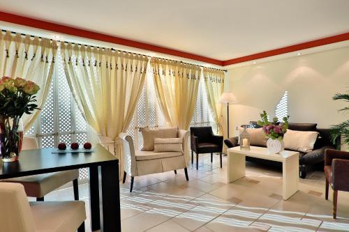 a living room with a couch and a table at Boutiquehotel La Casa in Tübingen