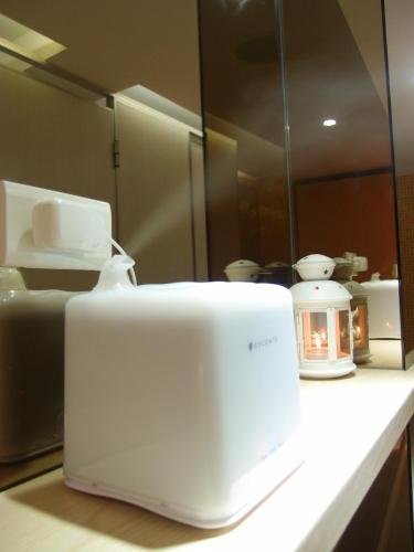 einem weißen Toaster, der auf einer Theke vor einem Spiegel sitzt in der Unterkunft Hotel 20 Alley in Xindian