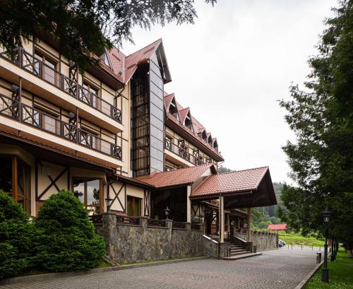 un gran edificio con una pasarela delante de él en Edelweiss, en Yaremche