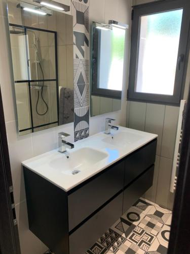 une salle de bain avec un lavabo et un miroir dans l'établissement Villa Happiness Sainte-Maxime, à Sainte-Maxime