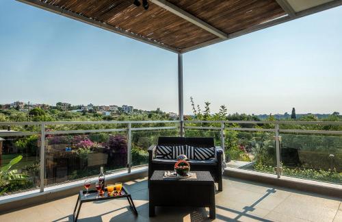 Un balcón o terraza de Enervillas VIP Villas with pool bbq