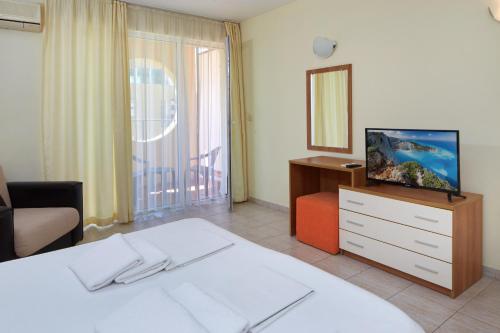 Un pat sau paturi într-o cameră la Pollo Resort