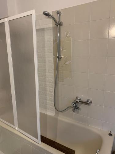 um chuveiro na casa de banho com um lavatório em Casa Loredana em Scauri