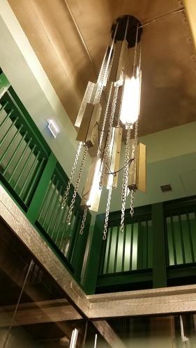 香港にあるIND ホテルの天井から吊るされたシャンデリア