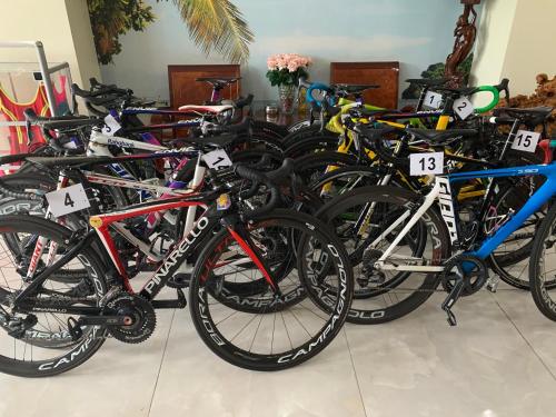 a group of bikes parked next to each other at Hà Tiên Hạnh Phúc Hotel in Hà Tiên