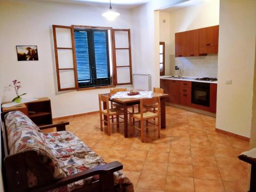 a living room with a table and a kitchen at Agriturismo I due Falcetti in Castelfiorentino