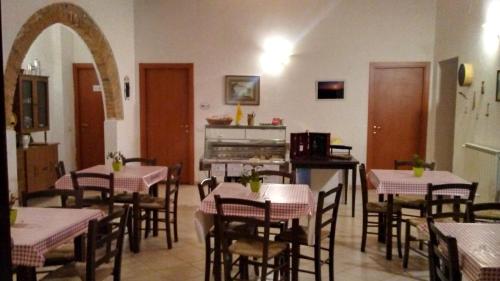 a dining room filled with tables and chairs at Agriturismo I due Falcetti in Castelfiorentino