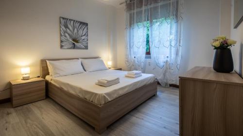 een kleine slaapkamer met een bed en een raam bij Italianway - Bersaglio 25 in Udine