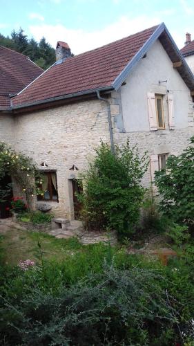 une maison en briques blanches avec un toit brun dans l'établissement petite maison au paradis, à La Neuvelle-lès-Scey