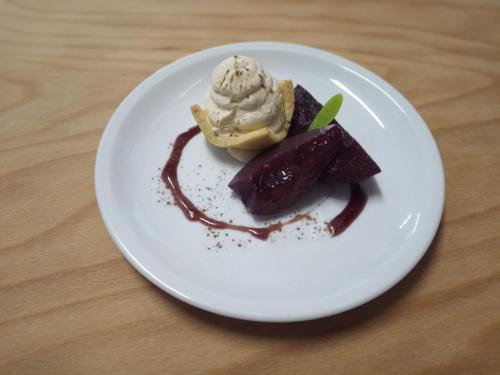 - une assiette blanche avec un dessert accompagné de crème glacée dans l'établissement Albergo Medusa, à Punta Marina