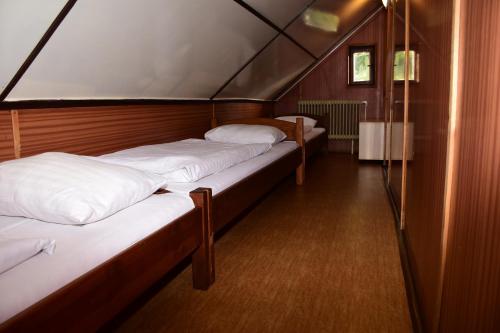 派克波特斯耐兹库Bouda Racek的一间小房间,配有两张床