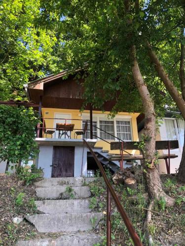 dom ze stołem i schodami przed nim w obiekcie Mala Vikendica w mieście Bezdan