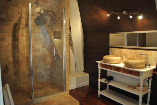 uma casa de banho com 2 lavatórios e um chuveiro em Villa Hortebise em Salies-de-Béarn