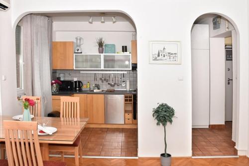 - une cuisine et une salle à manger avec une table et des chaises dans l'établissement Apartman Vlaška 78, à Zagreb