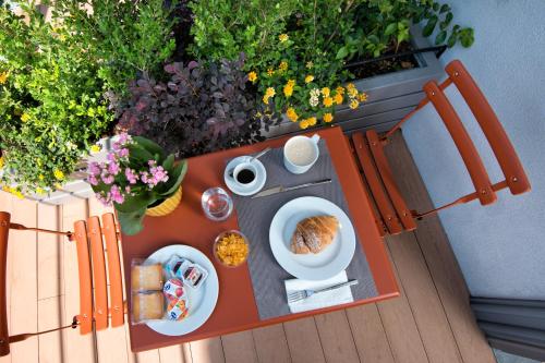 une table miniature avec de la nourriture sur le balcon dans l'établissement Maison Di Fiore B&B, à Ercolano