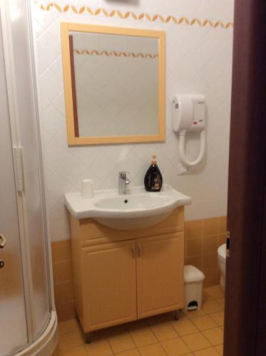 a bathroom with a sink and a mirror and a toilet at Ca Lorelei in Riomaggiore