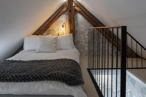 ein Schlafzimmer mit einem Bett im Dachgeschoss in der Unterkunft Studio74 in Annecy