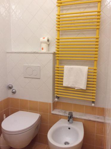 a small bathroom with a toilet and a sink at Ca Lorelei in Riomaggiore