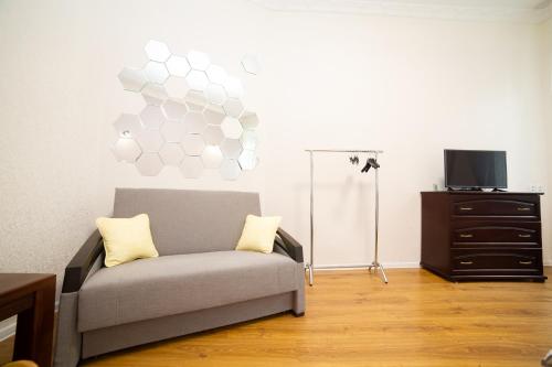 - un salon avec un canapé et une télévision dans l'établissement Lviv City Rent, à Lviv