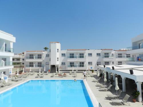 vista sulla piscina del resort di Evabelle Napa Hotel Apartments a Ayia Napa
