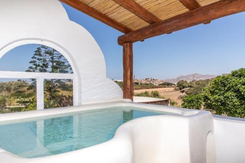 una piscina in una casa con finestra di Thea Suites Naxos ad Agios Prokopios