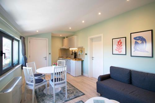 a living room with a couch and a table at Nana / Sobe & Apartmani in Valjevo