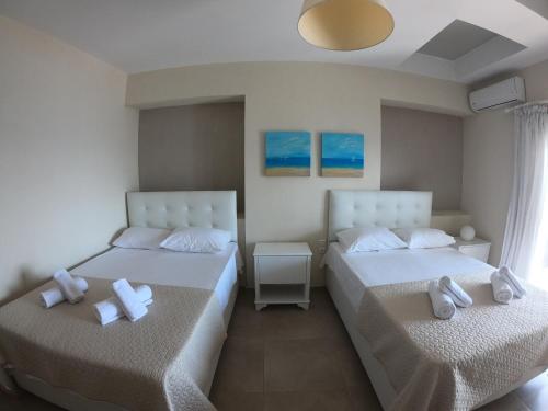 Un pat sau paturi într-o cameră la BLUE VIEW Apartments