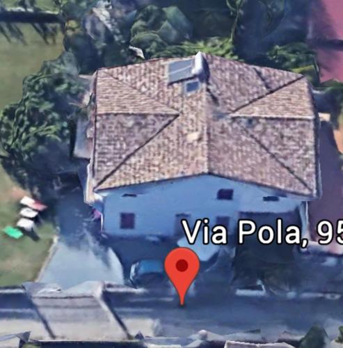 an aerial view of a house with a red marker at Casa con giardino vicino al mare in Massa