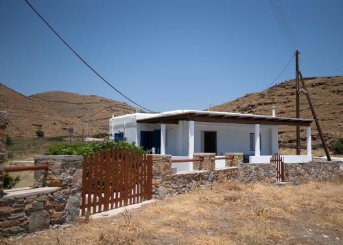 uma casa com uma cerca em frente em House by the sea em Kythnos
