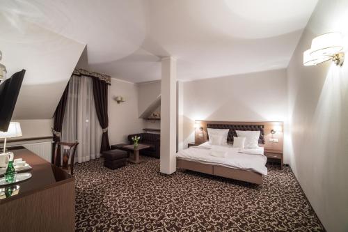 Säng eller sängar i ett rum på Hotel Grodzisko