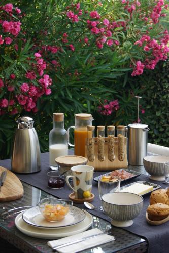 une table avec des assiettes de nourriture et des fleurs dans l'établissement L’Antre d’Eux, à Carcassonne