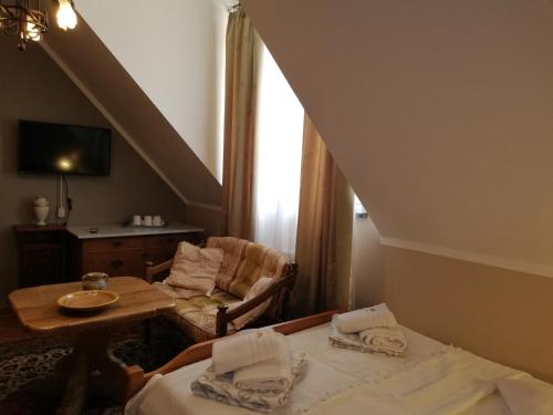 a room with a bed and a table and a chair at Siedlisko Sabinowo in Węgorzewo