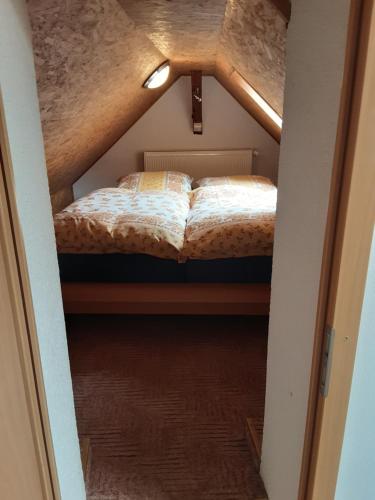 a bedroom with two beds in a attic at Ferienwohnung auf den Bauernhof in Tauscha