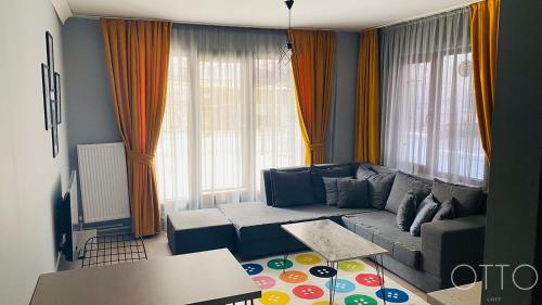 uma sala de estar com um sofá e uma mesa em OTTO LOFT Premium Apartments em Ancara