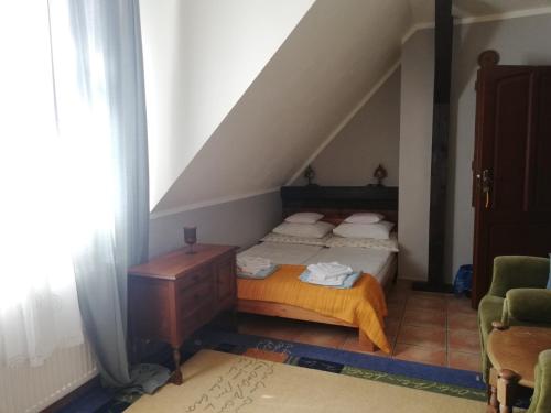 a bedroom with a bed and a dresser at Siedlisko Sabinowo in Węgorzewo